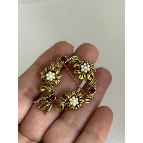 Avon Christmas Wreath Brooch Faux Pearl and Ruby colored stones - Picture 5 of 5